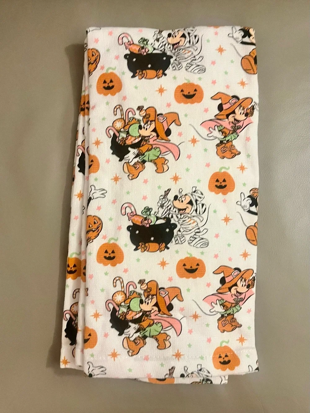 🎃 Disney Halloween kitchen towels NWT- Mickey & Minnie w/ costumes & pumpkins